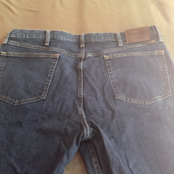 Men’s Wrangler blue jeans. 5 pocket button and zipper closure. Size 38 x 32 - Picture 6 of 7